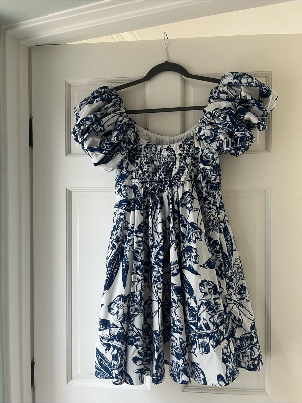 Abercrombie & Fitch White and Navy Floral Puff-Sleeve Mini Dress - Picture 2 of 3